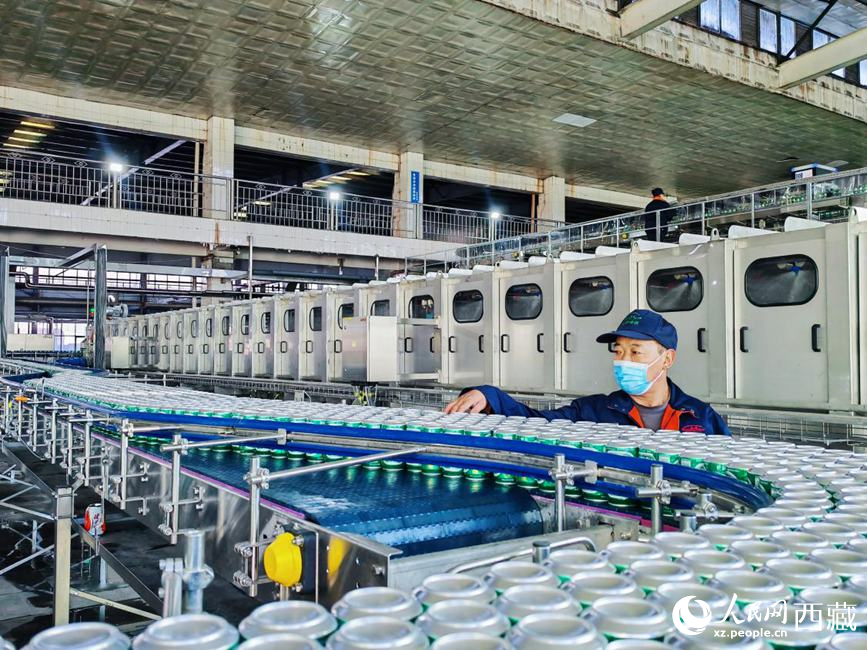 技術(shù)人員在生產(chǎn)線上檢查產(chǎn)品。人民網(wǎng) 李海霞攝