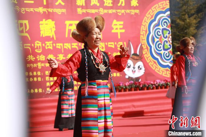 圖為藏歷新年活動(dòng)現(xiàn)場(chǎng)?！埩?攝
