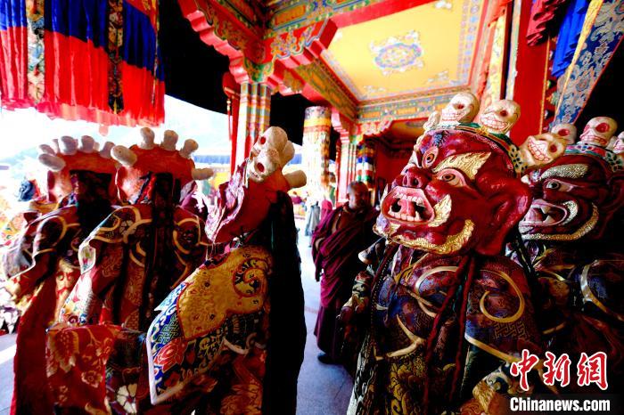 2月19日，楚布寺僧人們佩戴面具準(zhǔn)備參加跳神活動(dòng)。　李林 攝