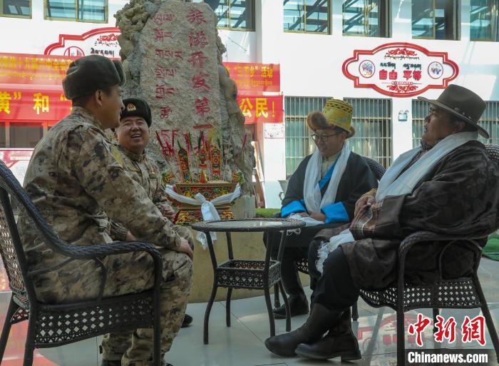 圖為阿里軍分區(qū)某邊防團(tuán)官兵與駐地群眾拉家常?！詵| 攝