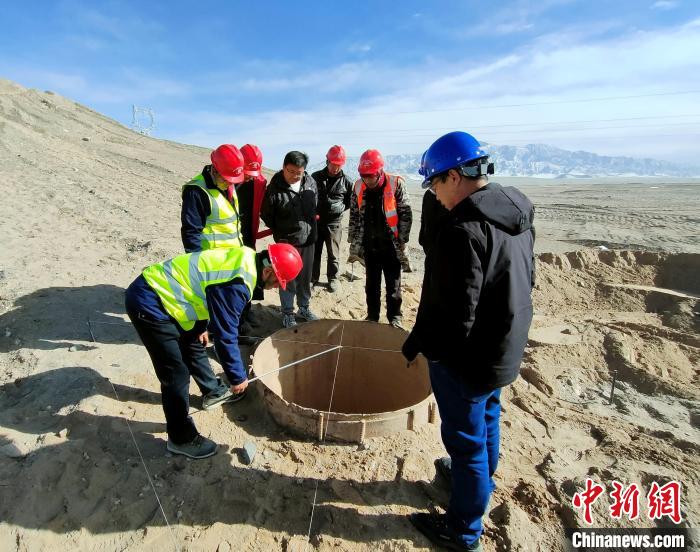 圖為施工人員檢查樁基護(hù)筒中心位置?！⒁婧?攝