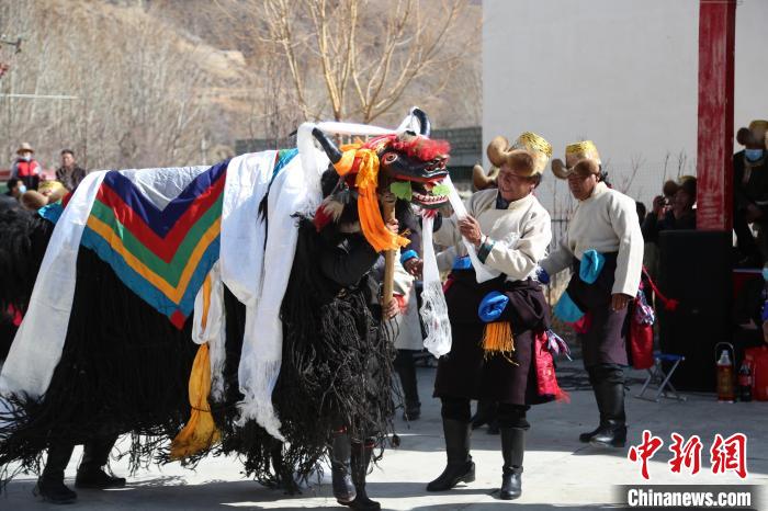 圖為民間藝人表演加麻百·甲江。　倫珠澤仁 攝