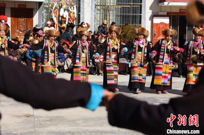 圖為民間藝人表演加麻“果諧”?！愔闈扇?攝