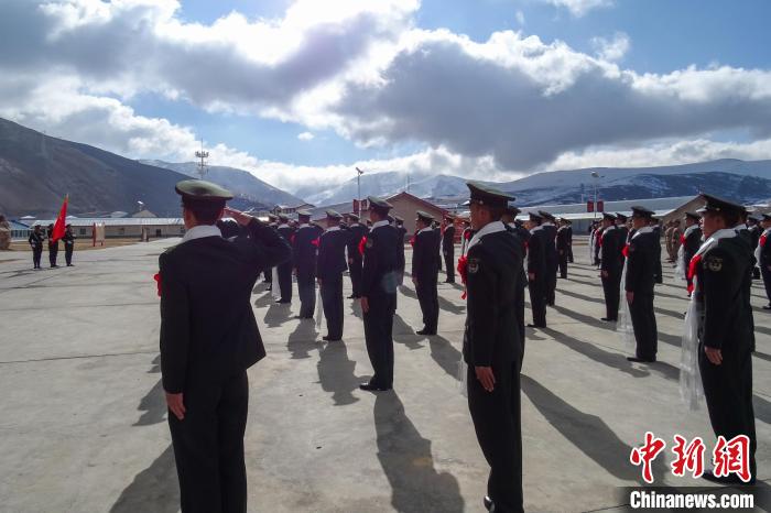 雪山下，退役士兵向軍旗敬軍禮?！±顚W(xué)文 攝