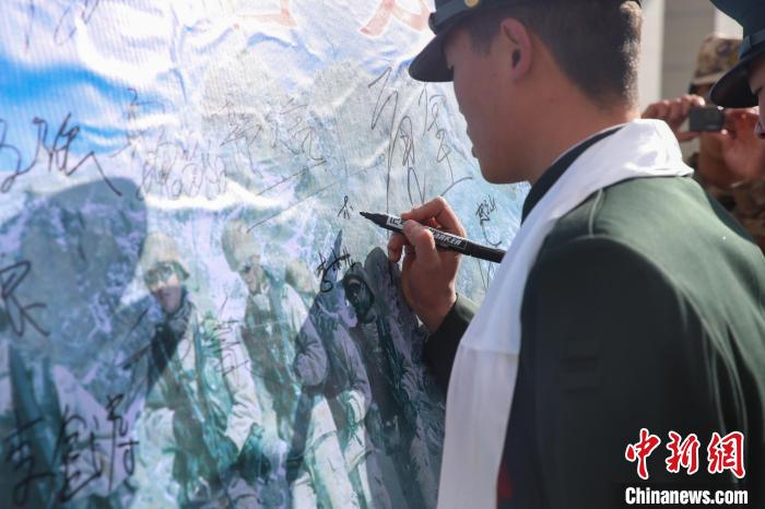 退役士兵簽名留念?！⒖≥x 攝