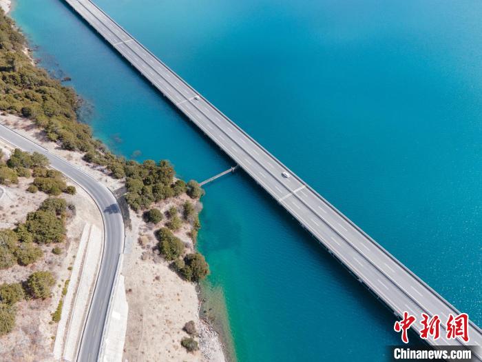 圖為西藏林拉高等級(jí)公路多布湖段風(fēng)光?！〗w波 攝