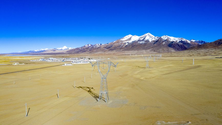 位于海拔4700多米的阿里聯(lián)網(wǎng)工程霍爾變電站。