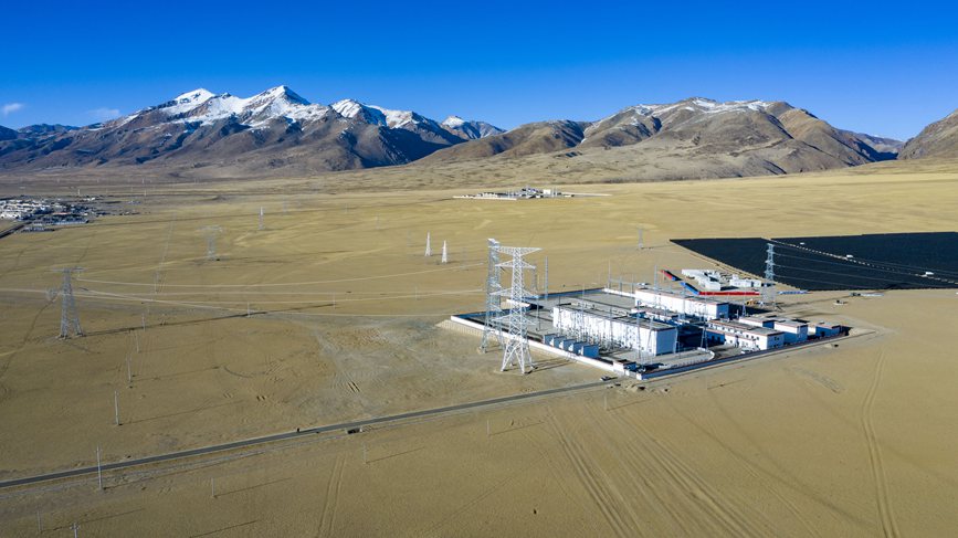 位于海拔4700多米的阿里聯(lián)網(wǎng)工程霍爾變電站。