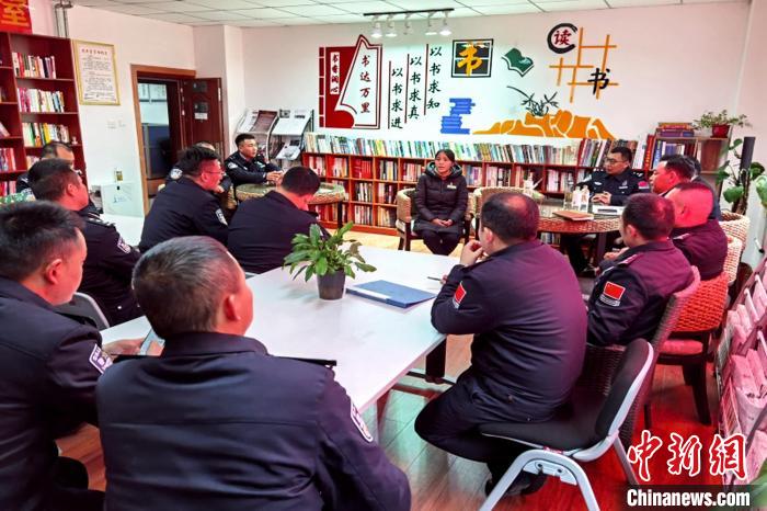 圖為亞東出入境邊防檢查站民警與銀行業(yè)務(wù)人員進(jìn)行金融知識深入交流?！『?攝