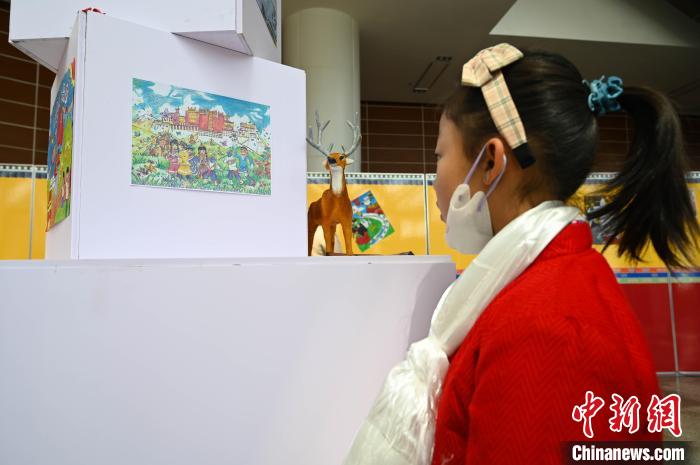 圖為學(xué)生參觀繪畫展?！≮w朗 攝