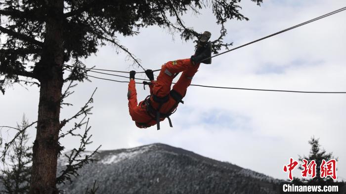正在進行橫渡訓練。　西繞拉翁 攝