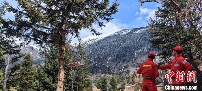 正在進行斜向救援?！∥骼@拉翁 攝