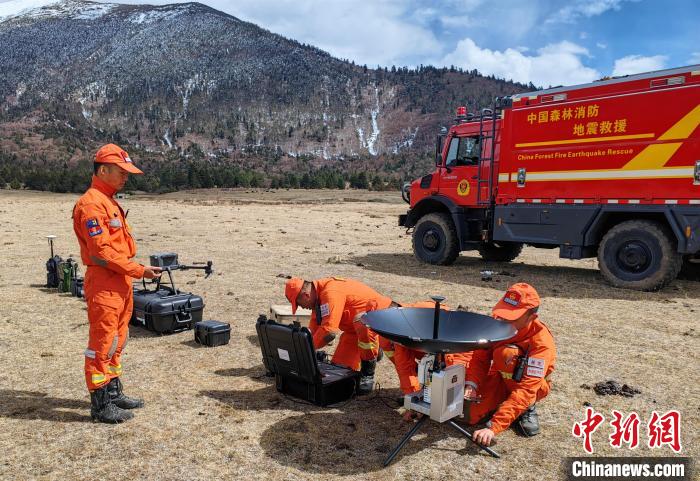 正在進行通信通聯(lián)訓練?！∥骼@拉翁 攝