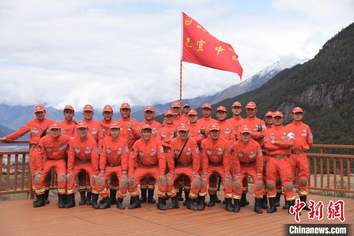 合影留念?！∥骼@拉翁 攝