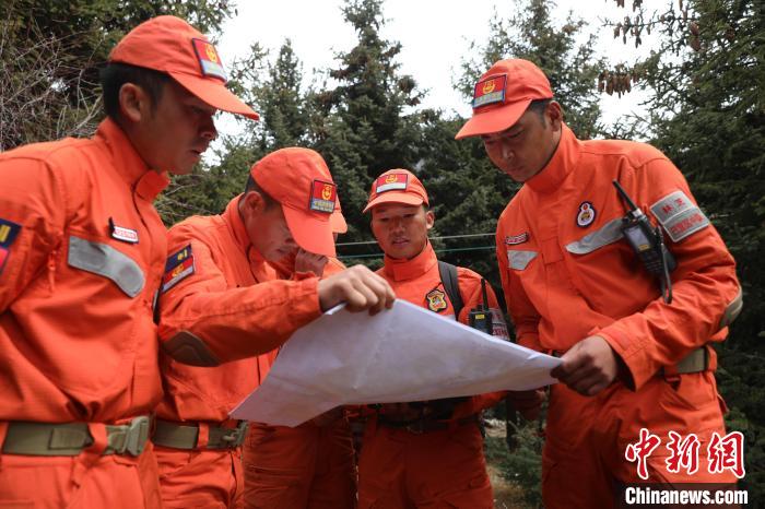 指戰(zhàn)員正在進行地形勘察?！∥骼@拉翁 攝