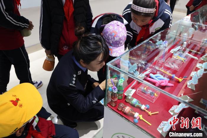 圖為亞東邊檢站民警為駐地小學生開展禁毒教育?！『?攝