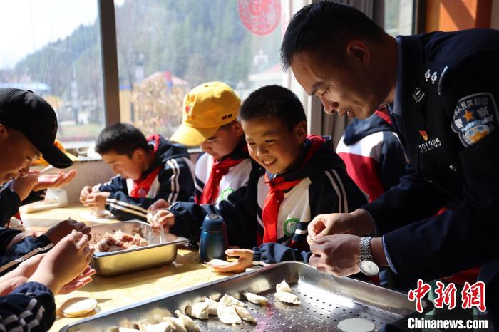 圖為亞東邊檢站民警與駐地小學生其樂融融包餃子?！『?攝