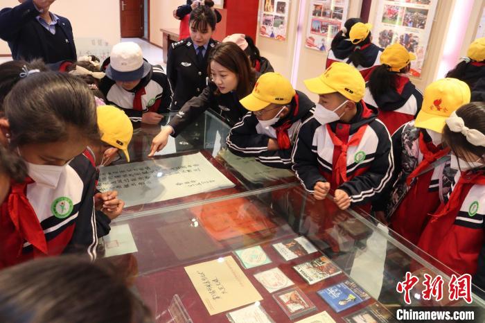 圖為亞東邊檢站民警為駐地小學生講解該站榮譽發(fā)展史?！『?攝