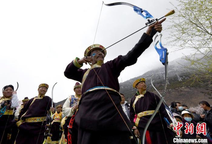 3月28日，選手參加響箭比賽。　李林 攝