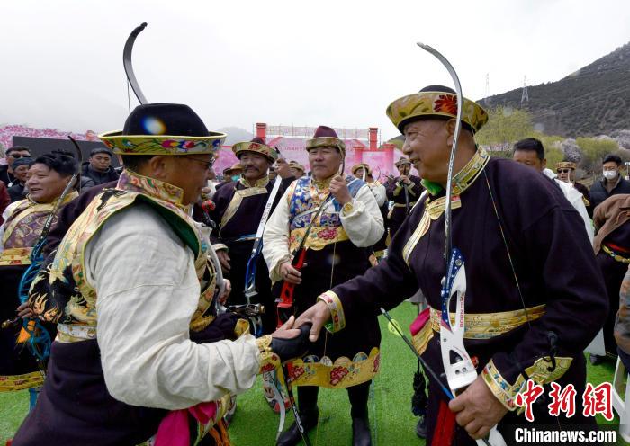 3月28日，選手射中靶心后慶祝?！±盍?攝