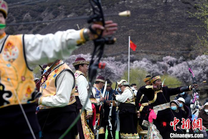 3月28日，選手參加響箭比賽?！±盍?攝