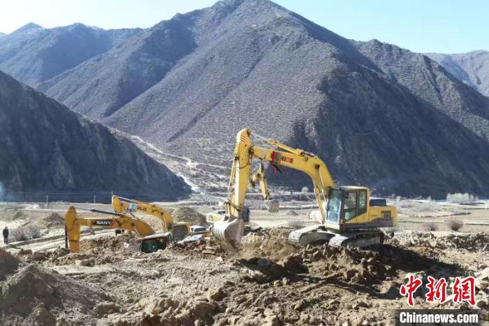 圖為高標(biāo)準(zhǔn)農(nóng)田建設(shè)施工現(xiàn)場(chǎng)?！「裆愔?攝