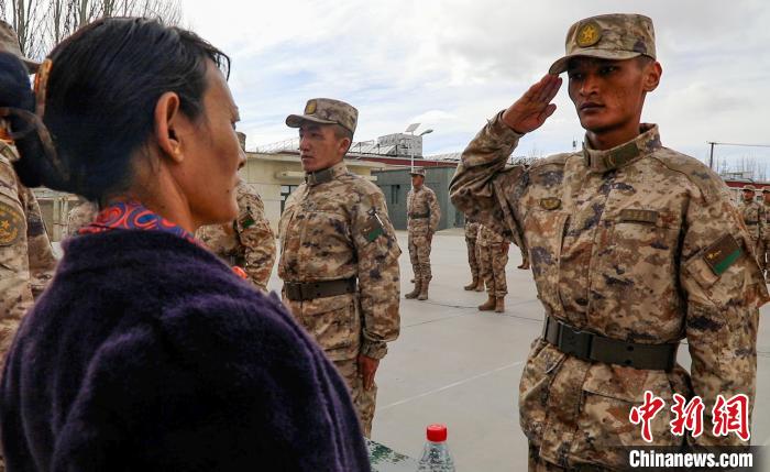 圖為列兵扎西加央向母親敬禮?！詵| 攝