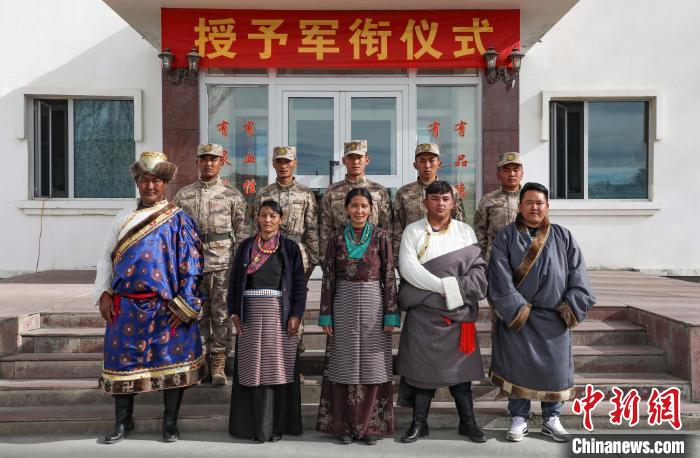 圖為列兵代表與親人合影留念?！詵| 攝