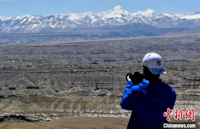 4月5日，游客在觀景臺拍攝札達(dá)土林?！±盍?攝