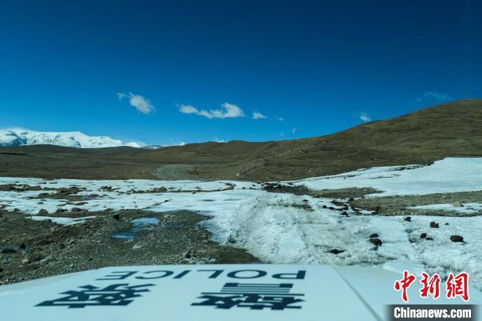4月5日，普瑪江塘邊境派出所巡邏車通過冰河路段?！〗w波 攝