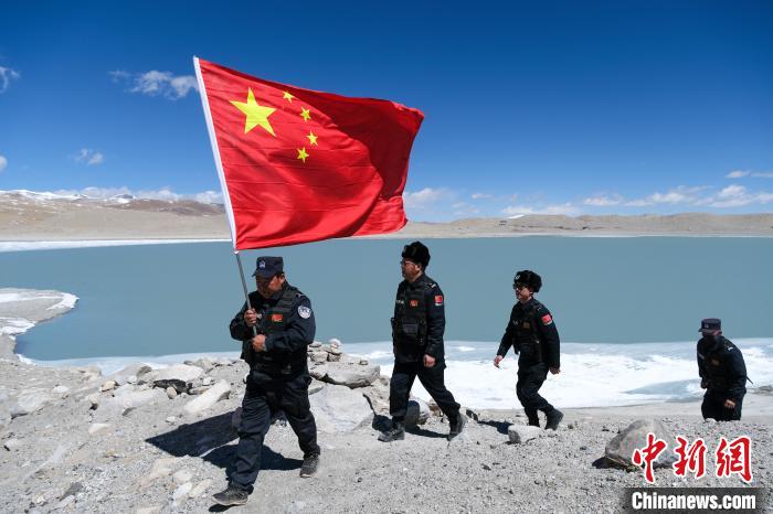 4月5日，普瑪江塘邊境派出所民輔警進行邊境巡邏。　江飛波 攝