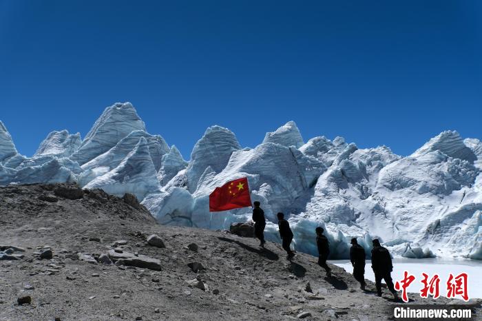 4月5日，普瑪江塘邊境派出所民輔警巡邏至四零冰川附近?！〗w波 攝