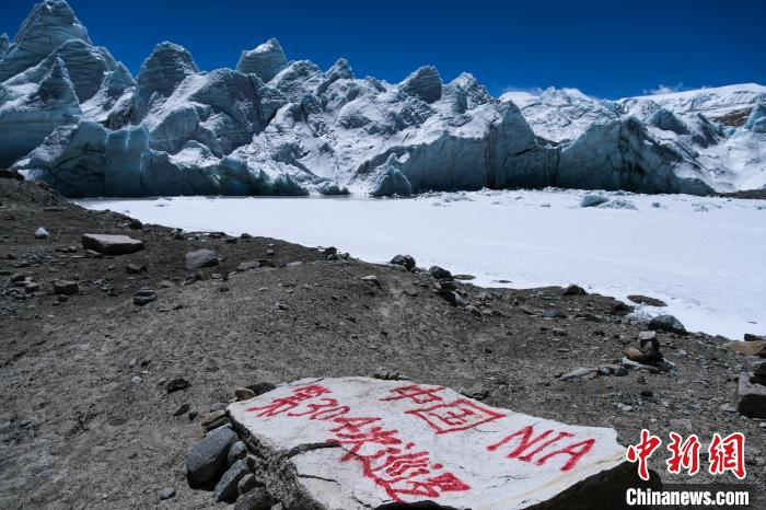 普瑪江塘邊境派出所民輔警巡邏標記?！〗w波 攝