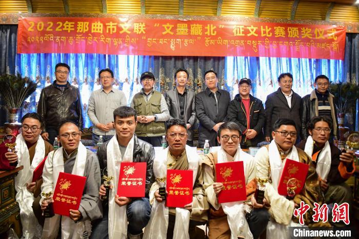 圖為獲獎人員合影留念?！∝暩聛硭?攝