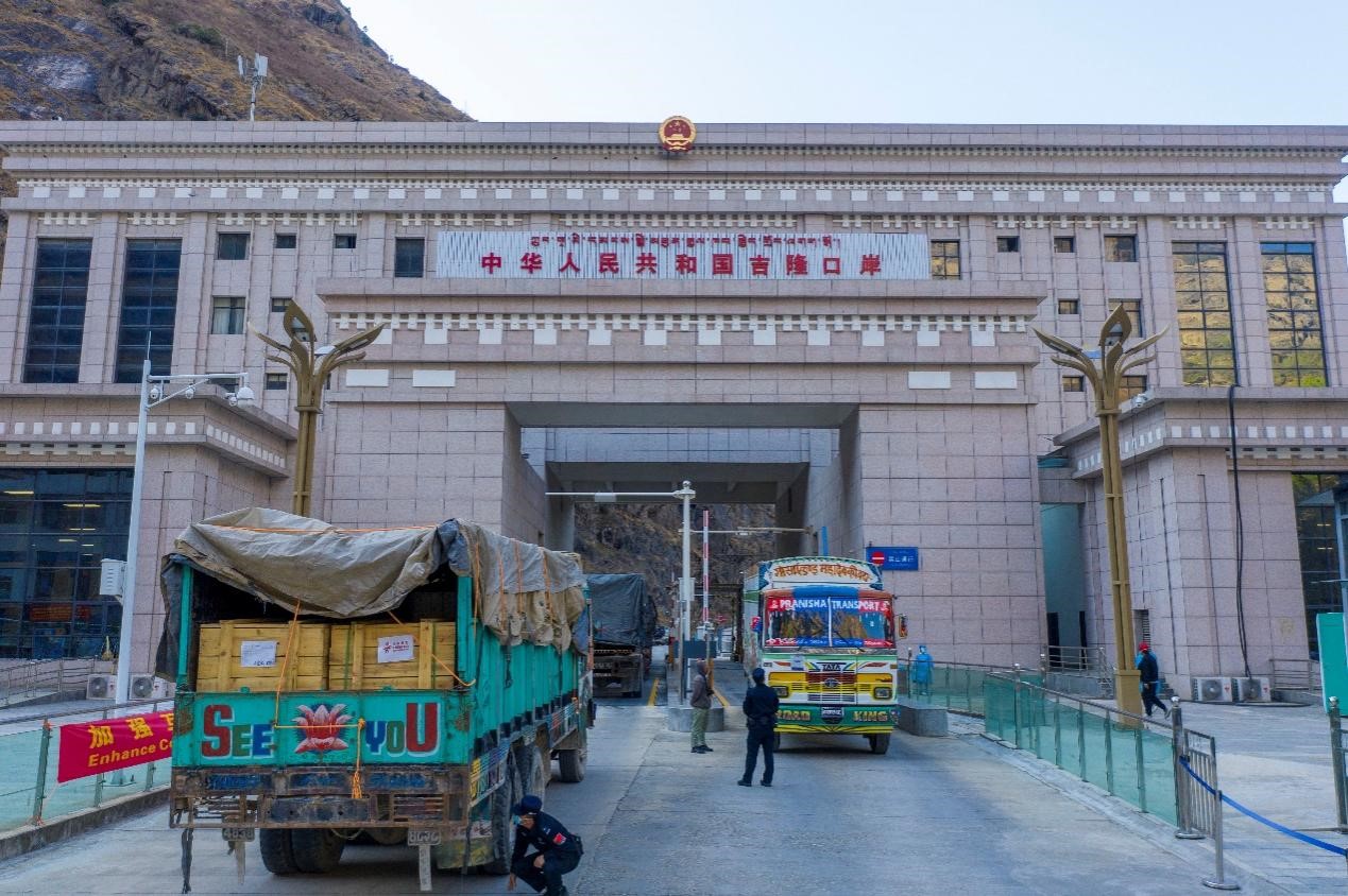 吉隆口岸移民管理警察正在檢查出入境車輛。人民網(wǎng)記者 唐宋攝