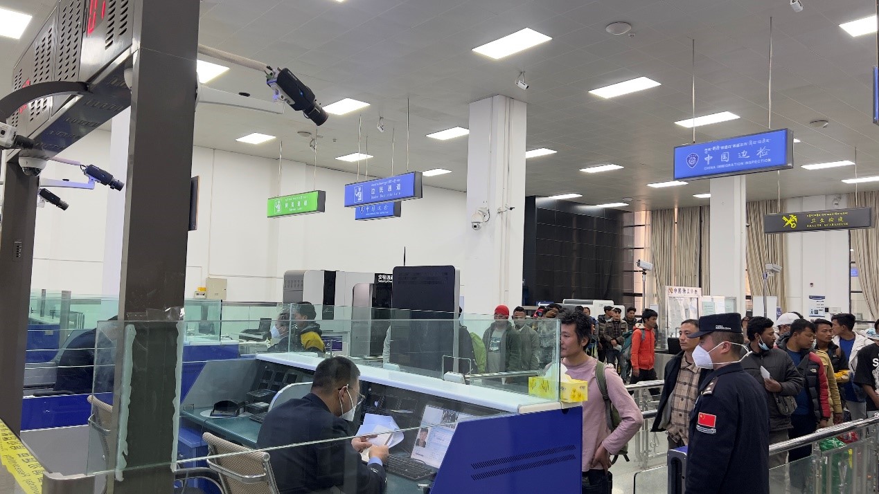 吉隆口岸移民管理警察正在查驗(yàn)護(hù)照。人民網(wǎng)記者 唐宋攝