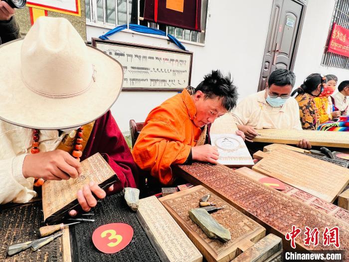 圖為2022年，聶榮縣當(dāng)木江鄉(xiāng)“鄉(xiāng)村振興那曲奮進(jìn)”活動(dòng)雕刻比賽現(xiàn)場(chǎng)。資料圖 那曲市“鄉(xiāng)村振興 那曲奮進(jìn)”活動(dòng)辦供圖