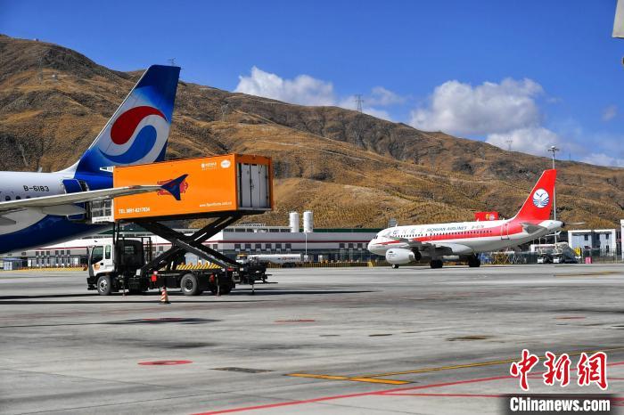 圖為藍(lán)天下的高原機(jī)場。　周航 攝