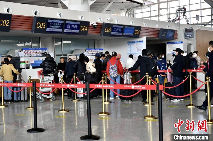圖為旅客辦理登機(jī)手續(xù)?！≈芎?攝