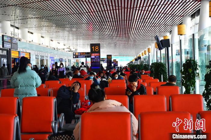 圖為旅客在機(jī)場候機(jī)室等待登機(jī)?！≈芎?攝