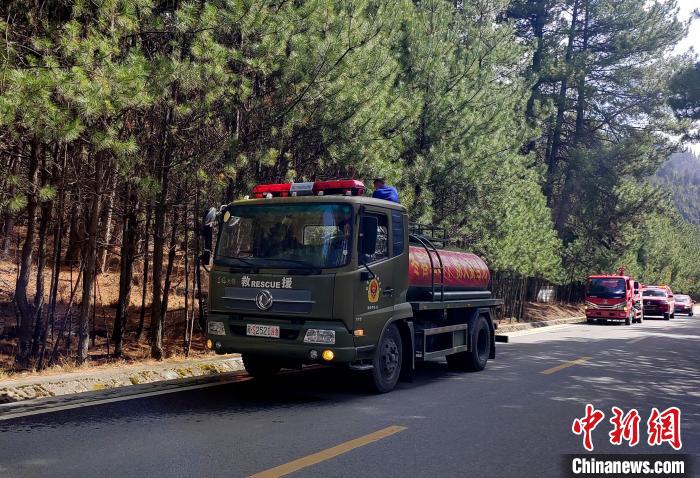 林芝市森林消防支隊(duì)米林中隊(duì)在米林縣一帶開展灑水增濕作業(yè)?！≮w健宇 攝