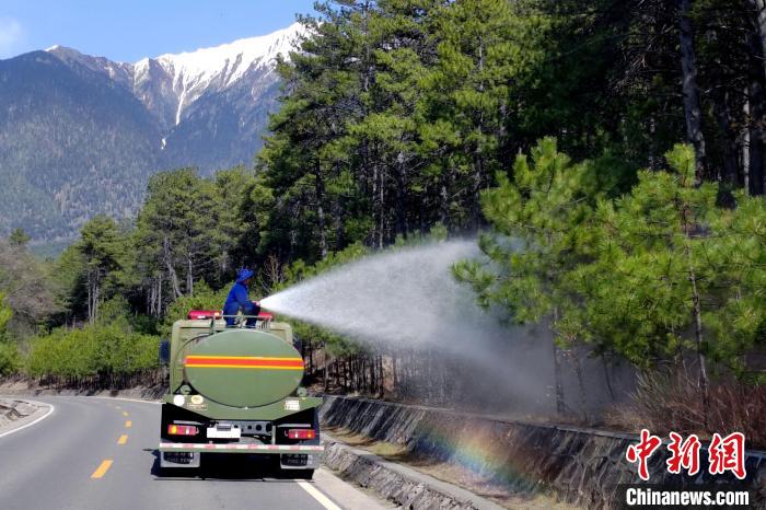 林芝市森林消防支隊(duì)米林中隊(duì)在米林縣一帶開展灑水增濕作業(yè)?！≮w健宇 攝