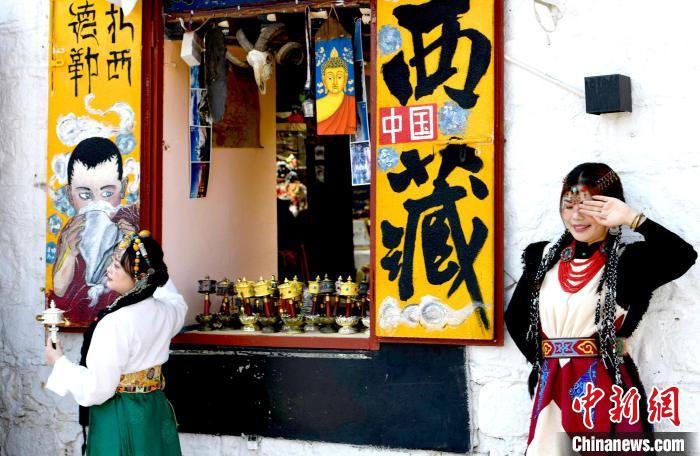 4月17日，游客身著藏式元素服裝在拉薩八廓街拍照留念?！±盍?攝