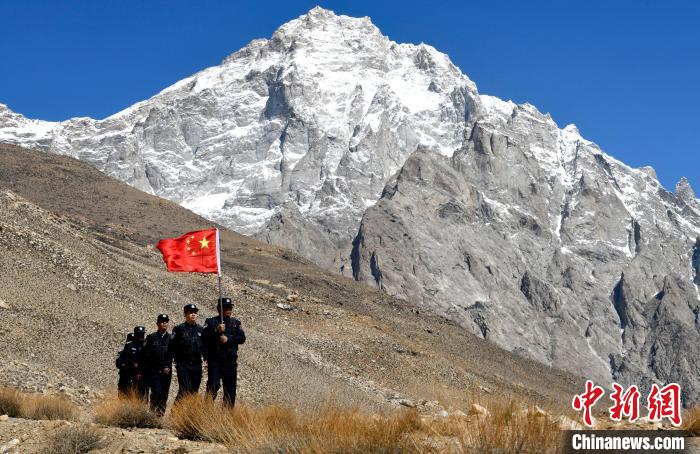 底雅邊境派出所民警夏永軍(右一)在巡邏中?！±盍?攝