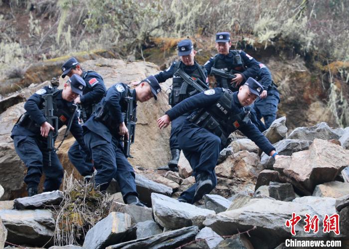 山南邊境管理支隊玉麥邊境派出所民警在邊境巡邏途中穿過亂石區(qū)?！∴嶇?攝