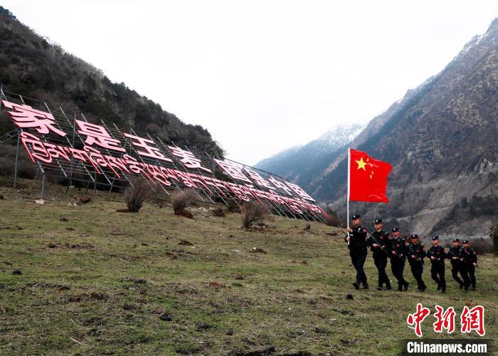 山南邊境管理支隊玉麥邊境派出所民警在轄區(qū)開展巡邏?！∴嶇?攝