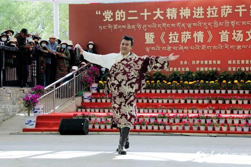 獻唱《夏爾巴》。人民網(wǎng) 次仁羅布攝