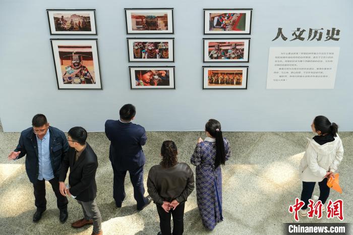 圖為觀眾觀看展覽。