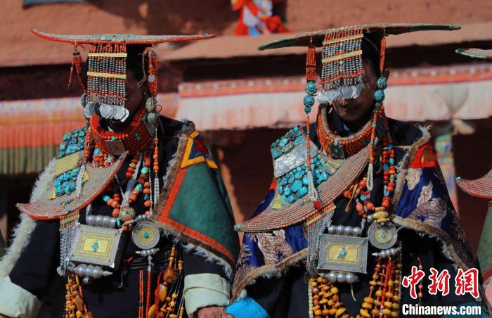 圖為參展攝影師拍攝的西藏阿里普蘭飛天服飾?！≈鬓k方 供圖