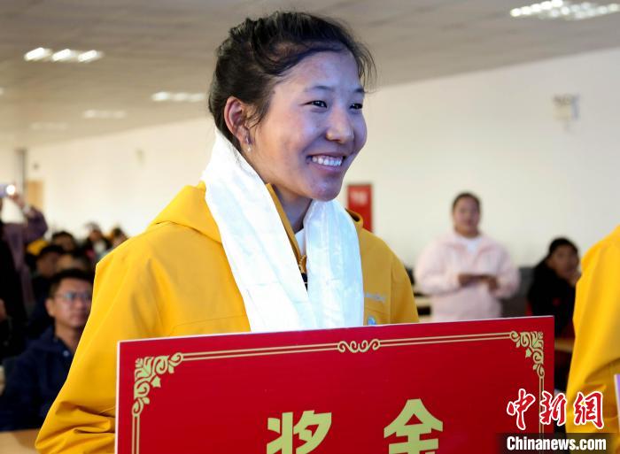 玉珍拉姆上臺(tái)領(lǐng)獎(jiǎng)?！∝暣_ 攝